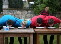 İkiz Tişörtle Yoğurt Yeme Yarışması