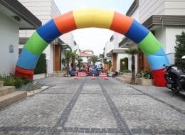 Renkli Şişme Kapı Takı Kiralama